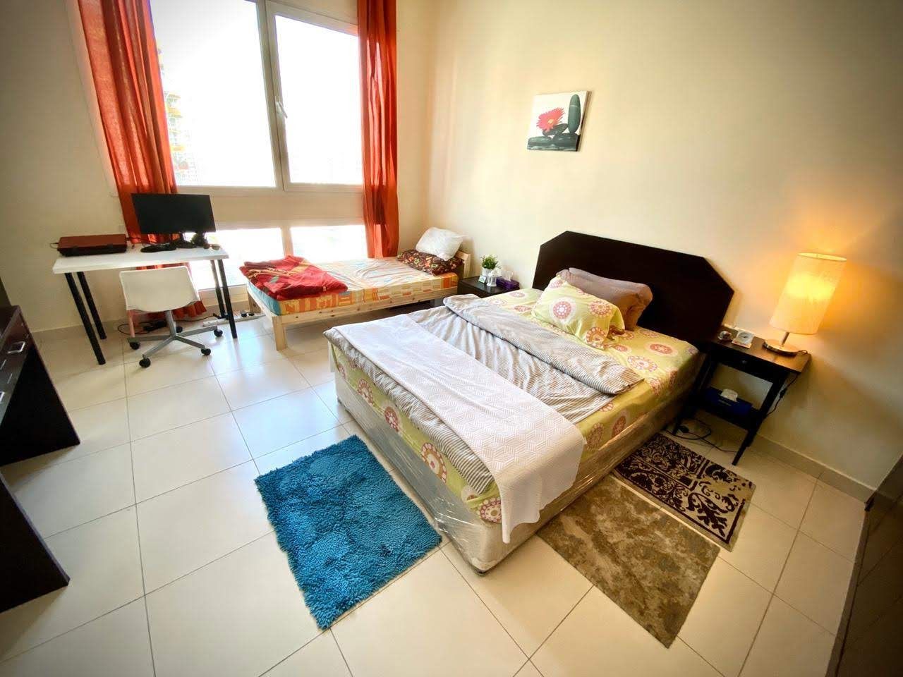 Massive bedroom with own Marina view close to DMCC metro station for single or couples