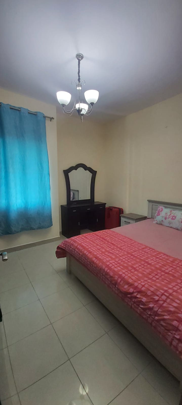 Middle Room Available for couple or 2 ladies