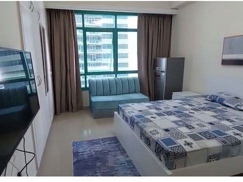 Beautiful and Spacious Master room (Ready to move in) available for rent in Dubai Marina Balcony is common