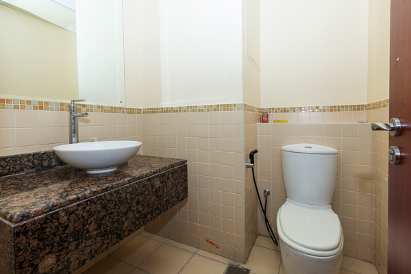 Bedspace in Huge Master room with Attached Bath, Spacious with Friendly Professional Girls													